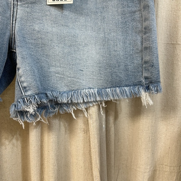 Judy Blue HW fray hem cut off dad shorts. Front rise 11” inseam 4.5” 15250 - Picture 5 of 7